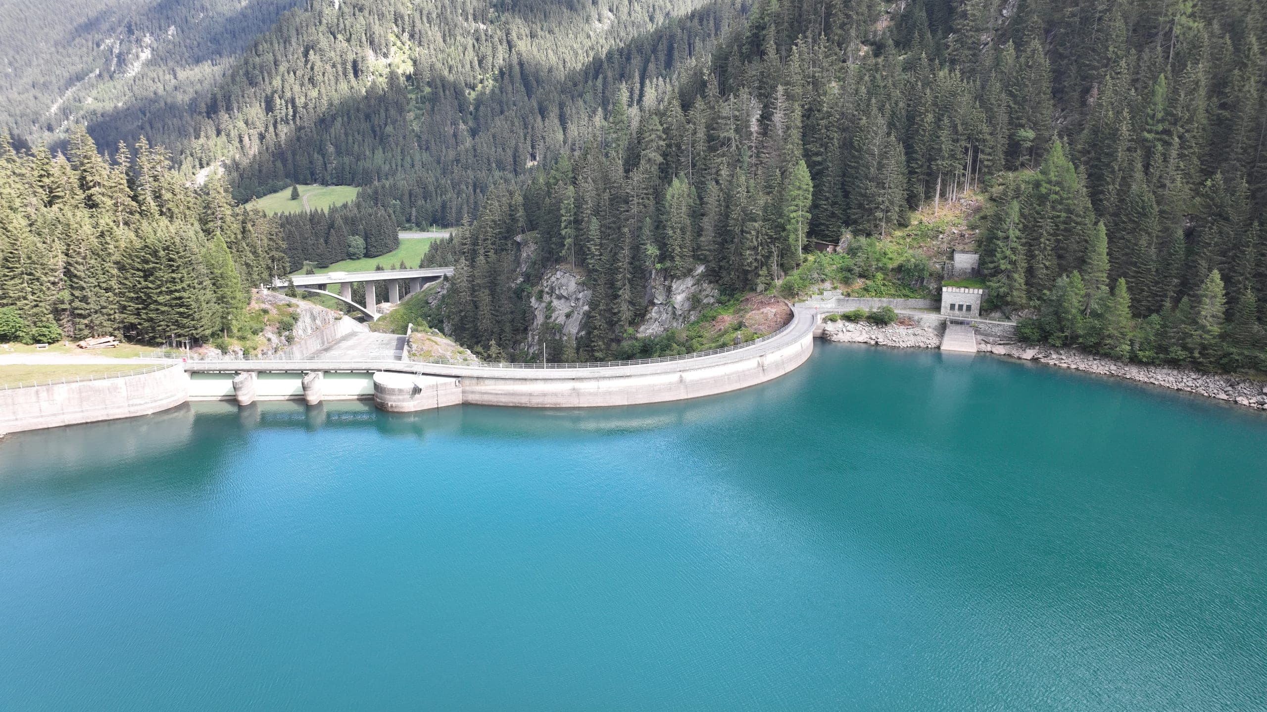 Turquoise water in front of the dam